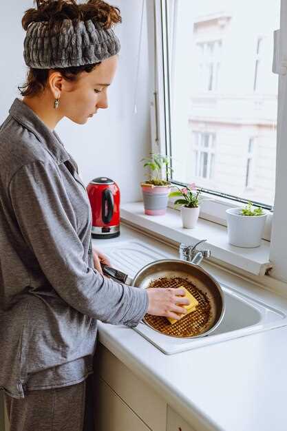 Как сливать воду с макарон через дуршлаг, чтобы они не слипались: простое решение проблемы